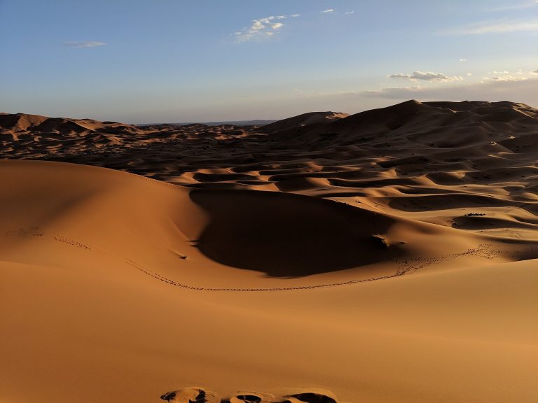 Dunes de sable à Merzouga, Maroc