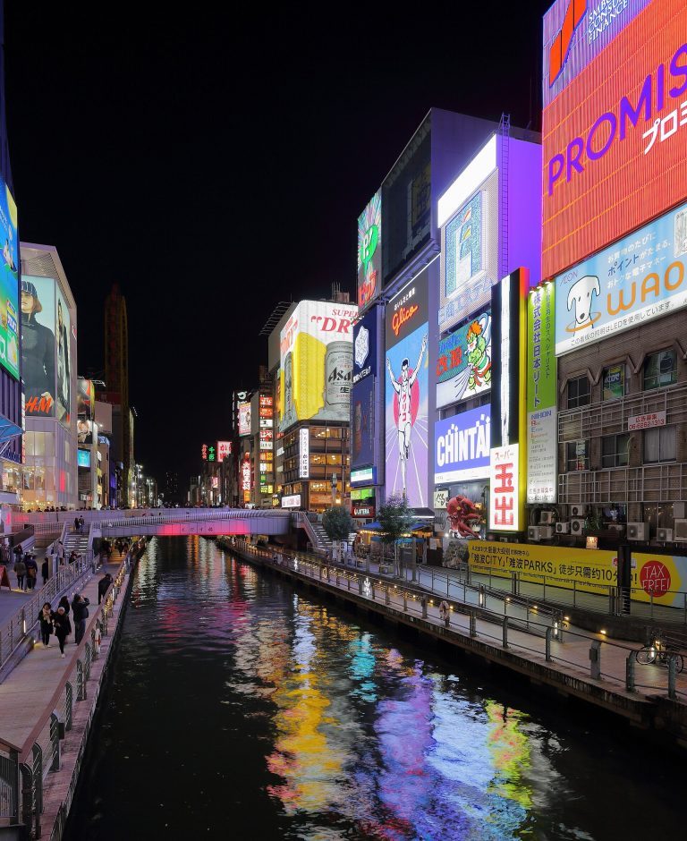 Osaka et ses neons