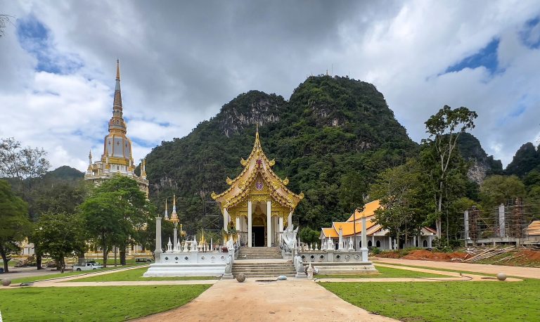 Le temple de la Grotte du Tigre, Krabi