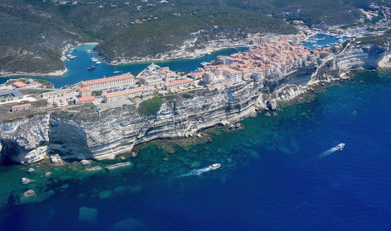 La citadelle de Bonifacio perchee sur les falaises de Corse