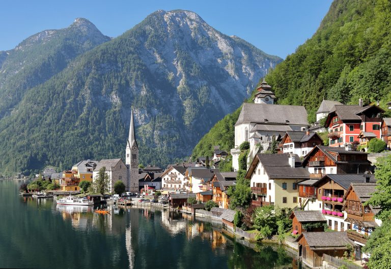 Le village de Hallstatt au bord du lac, Autriche
