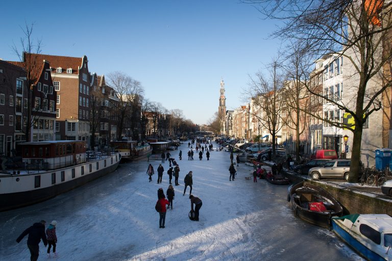 Le canal du Prinsengracht bordé de maisons traditionnelles a Amsterdam, Pays-Bas