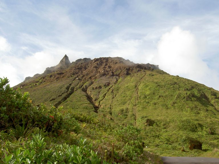 Le sommet du volcan de la Soufriere en Guadeloupe