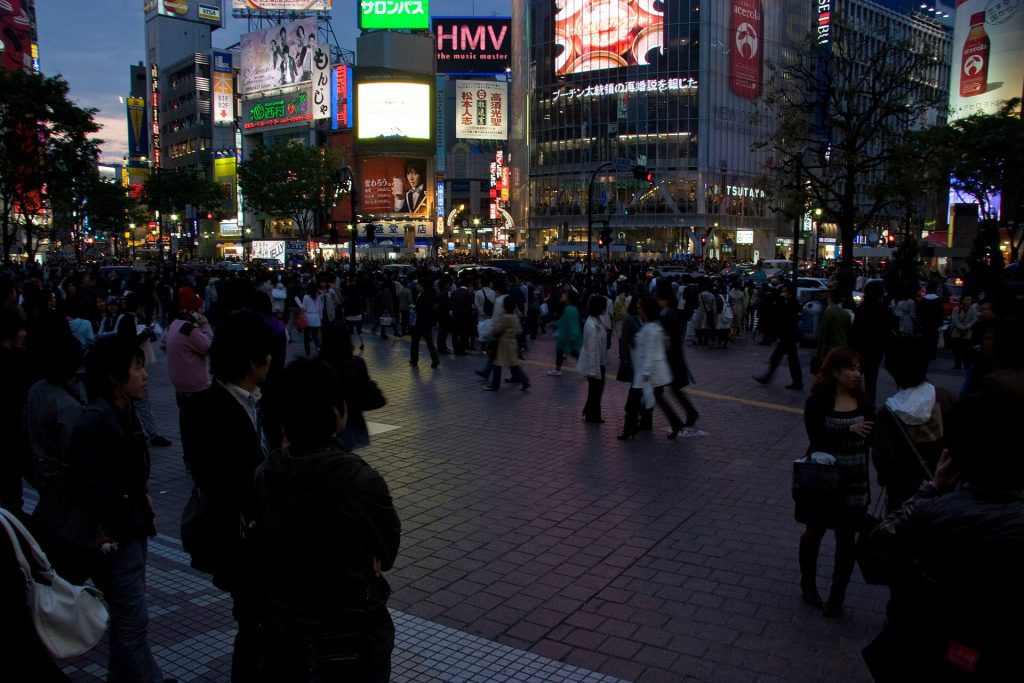 Le carrefour de Shibuya à Tokyo la nuit