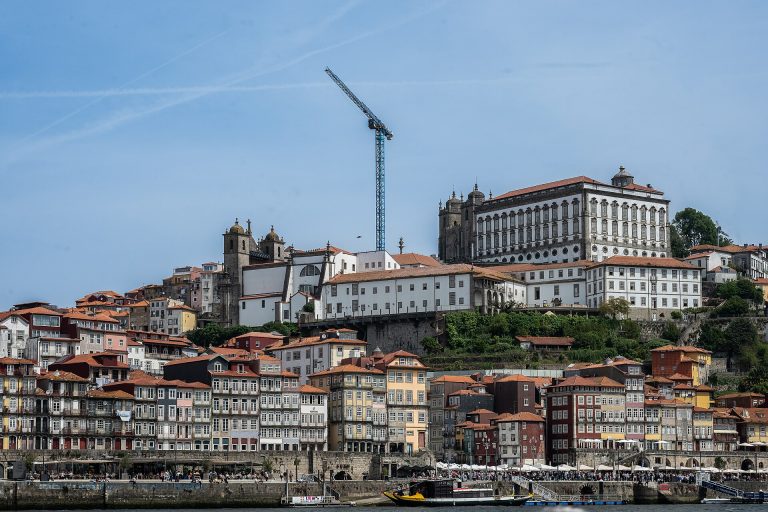 Le quartier de la Ribeira à Porto au bord du Douro