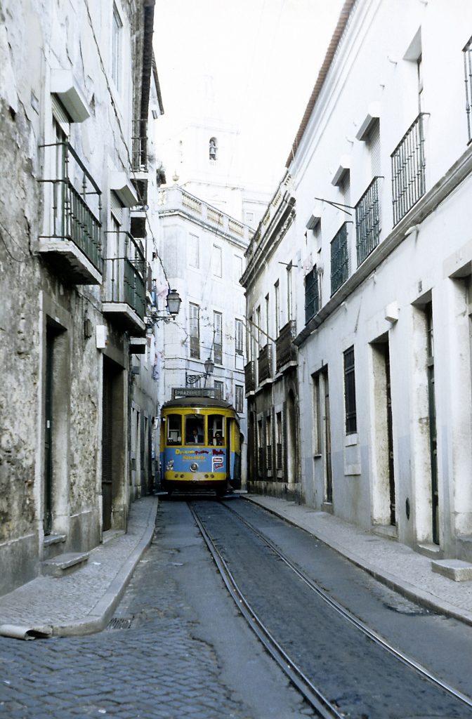 Le tram 28 dans les ruelles de l’Alfama à Lisbonne