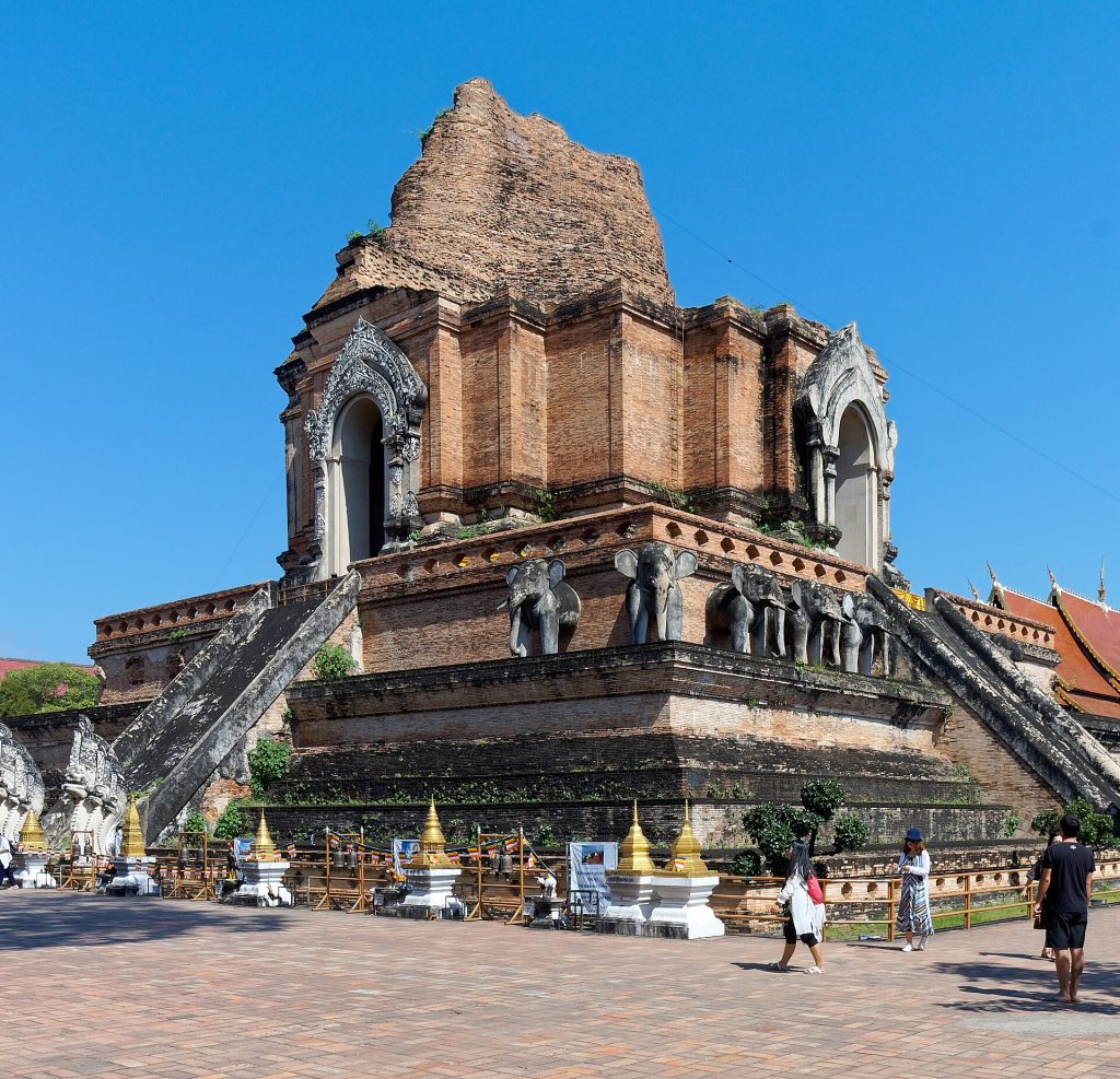 Le Wat Chedi Luang dans la vieille ville de Chiang Mai