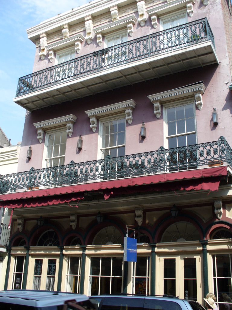 Les balcons en fer forgé du French Quarter à La Nouvelle-Orléans