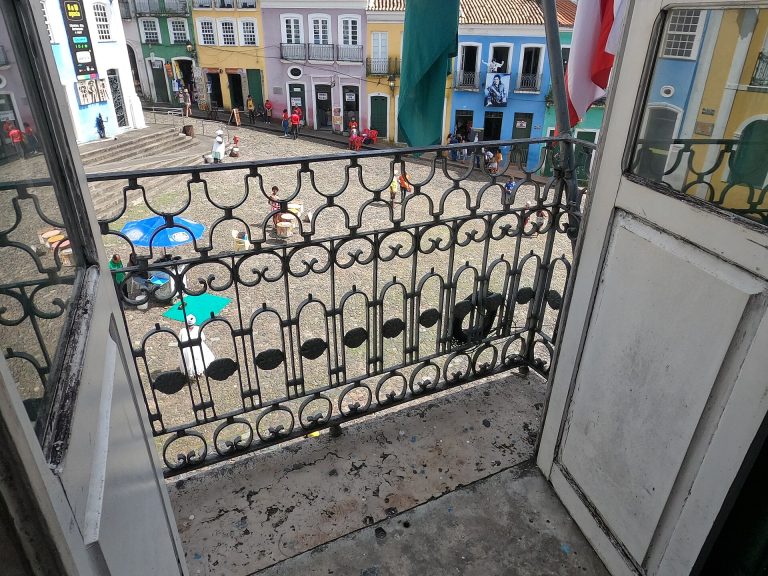 Les facades colorees du Pelourinho a Salvador de Bahia