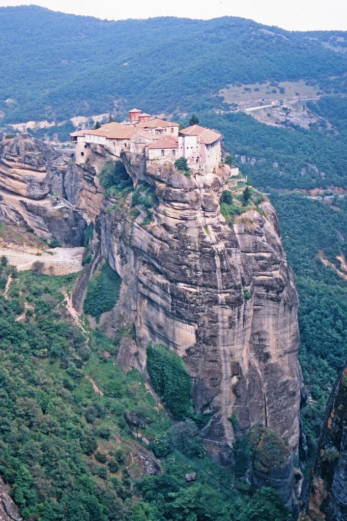Un monastère des Météores perché sur son piton