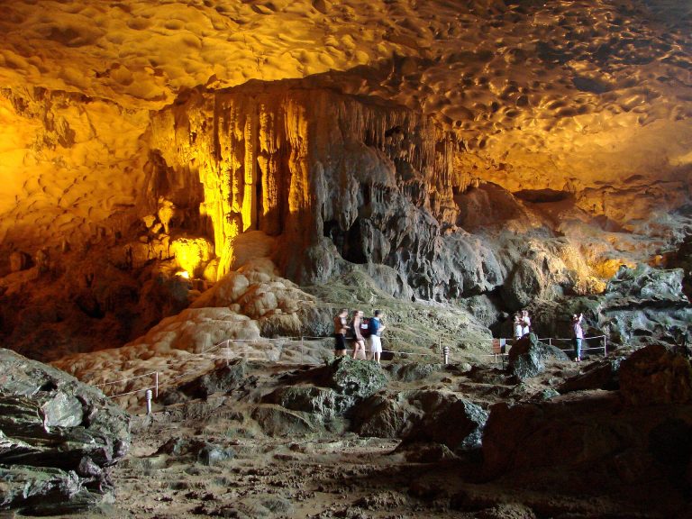 La grotte Sung Sot, baie d'Ha Long