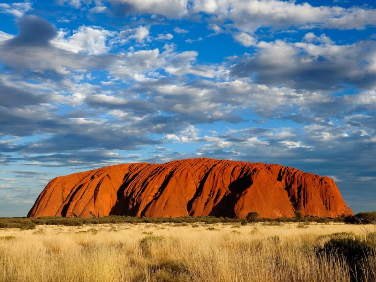 Le monolithe Uluru dans le desert australien